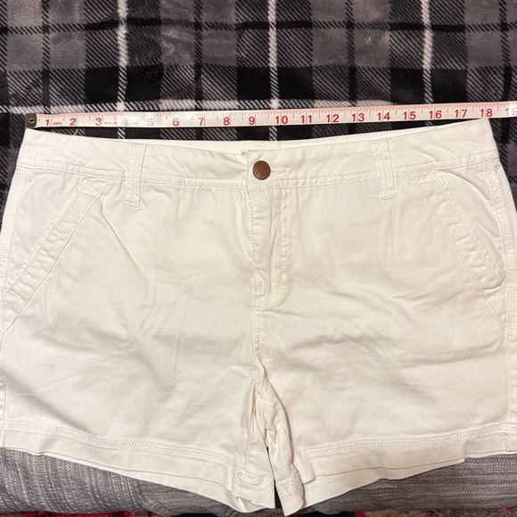 BKE white shorts, 31 waist, 5” midi short - Picture 4 of 4